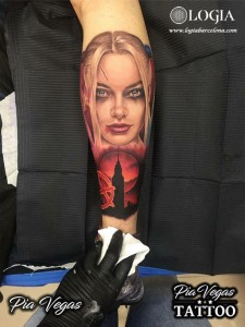 Tatuaje brazo Harley Quinn - Logia Barcelona Pia Vegas 
